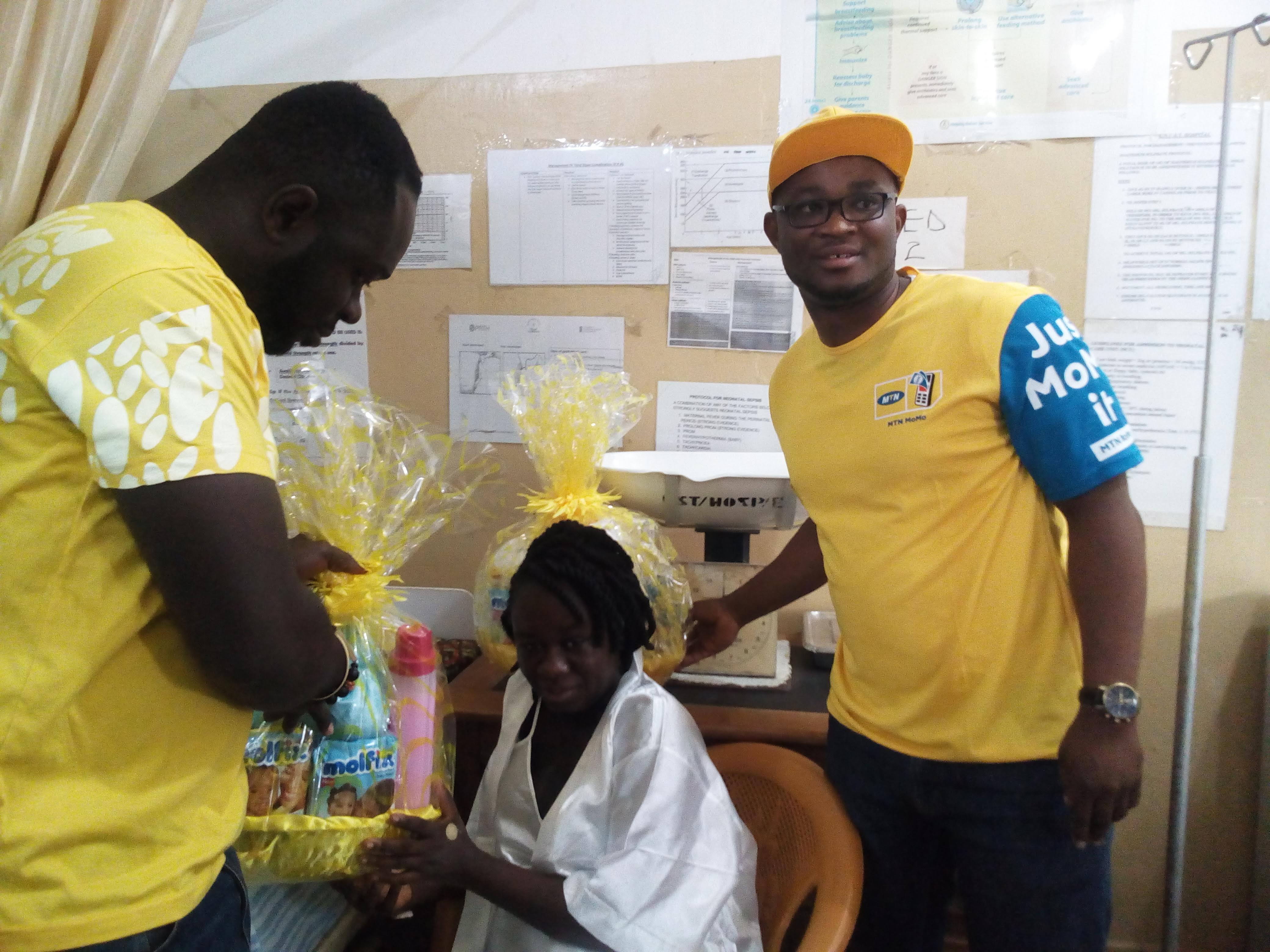 MTN STaff Volunteers donating hamper to a mother at the KNUST Hospital